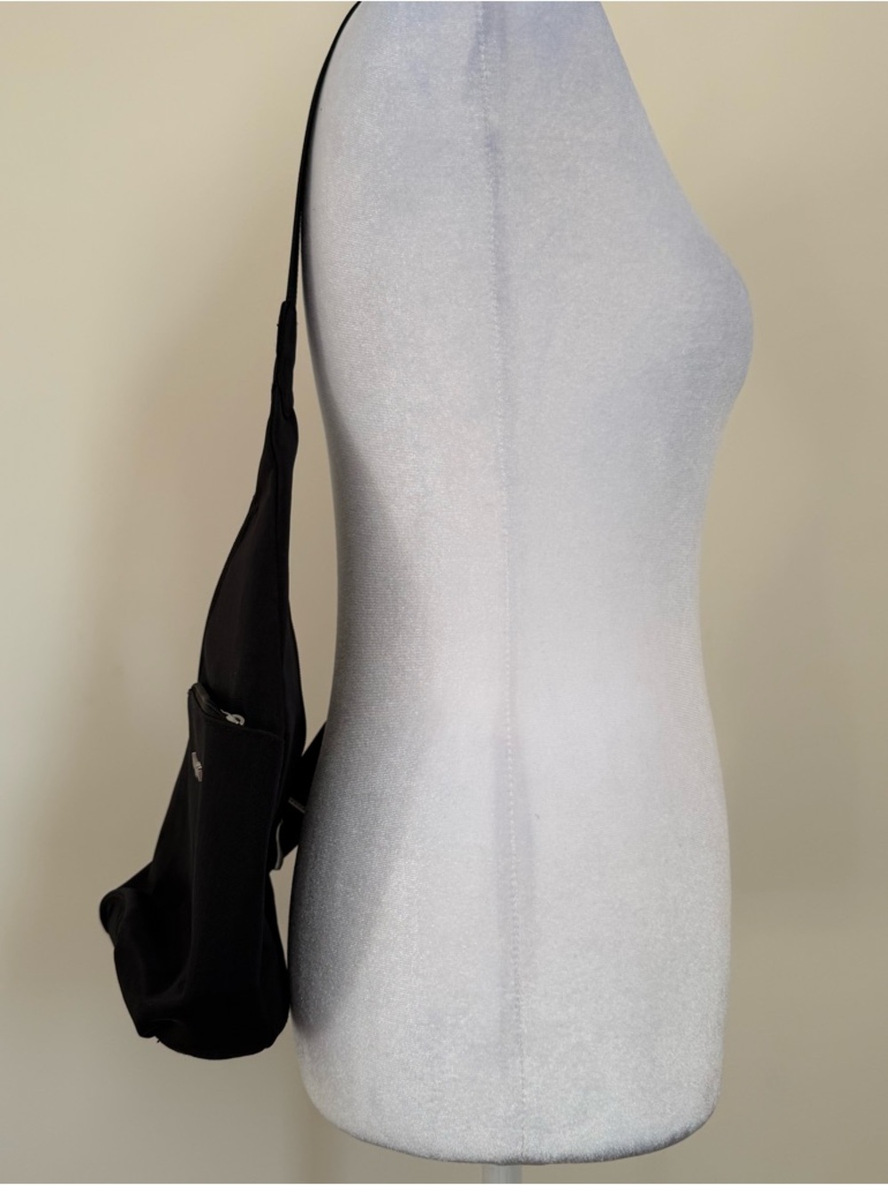 Baggallini Black Sling Mini bag like new - Picture 4 of 11